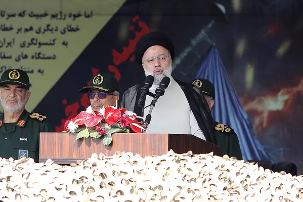 El presidente de Irán, Ebrahim Raisi, asiste a la ceremonia junto a oficiales de alto rango y comandantes. El presidente de Irán, Ebrahim Raisi, asiste a la ceremonia junto a oficiales de alto rango y comandantes. - Sputnik Mundo