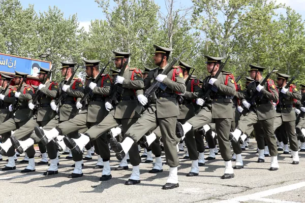 El primer Día del Ejército en la república se instauró dos meses después de la Revolución Islámica de 1979, por orden del líder supremo del país, el ayatolá Ruholá Jomeiní. El primer Día del Ejército en la república se instauró dos meses después de la Revolución Islámica de 1979, por orden del líder supremo del país, el ayatolá Ruholá Jomeiní. - Sputnik Mundo