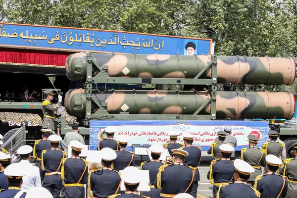 Un camión militar iraní transportando piezas de un sistema de misiles de defensa antiaérea S-300 de fabricación rusa. Un camión militar iraní transportando piezas de un sistema de misiles de defensa antiaérea S-300 de fabricación rusa. - Sputnik Mundo
