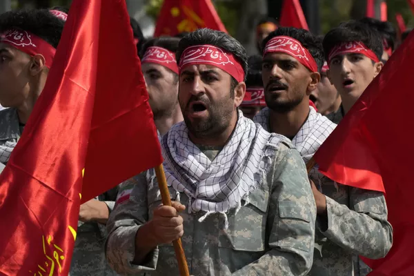 Tropas voluntarias de las Fuerzas Armadas iraníes marchando. Tropas voluntarias de las Fuerzas Armadas iraníes marchando. - Sputnik Mundo