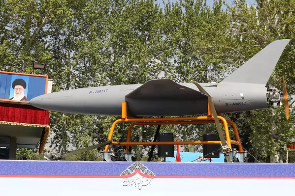 Durante el desfile militar en la capital persa, Teherán, el país demuestra su poderío militar, al exponer los misiles, aviones, drones y otros equipos que poseen las FFAA iraníes.En la foto: un camión militar transportando un dron Arash de fabricación iraní. Durante el desfile militar en la capital persa, Teherán, el país demuestra su poderío militar, al exponer los misiles, aviones, drones y otros equipos que poseen las FFAA iraníes.En la foto: un camión militar transportando un dron Arash de fabricación iraní. - Sputnik Mundo