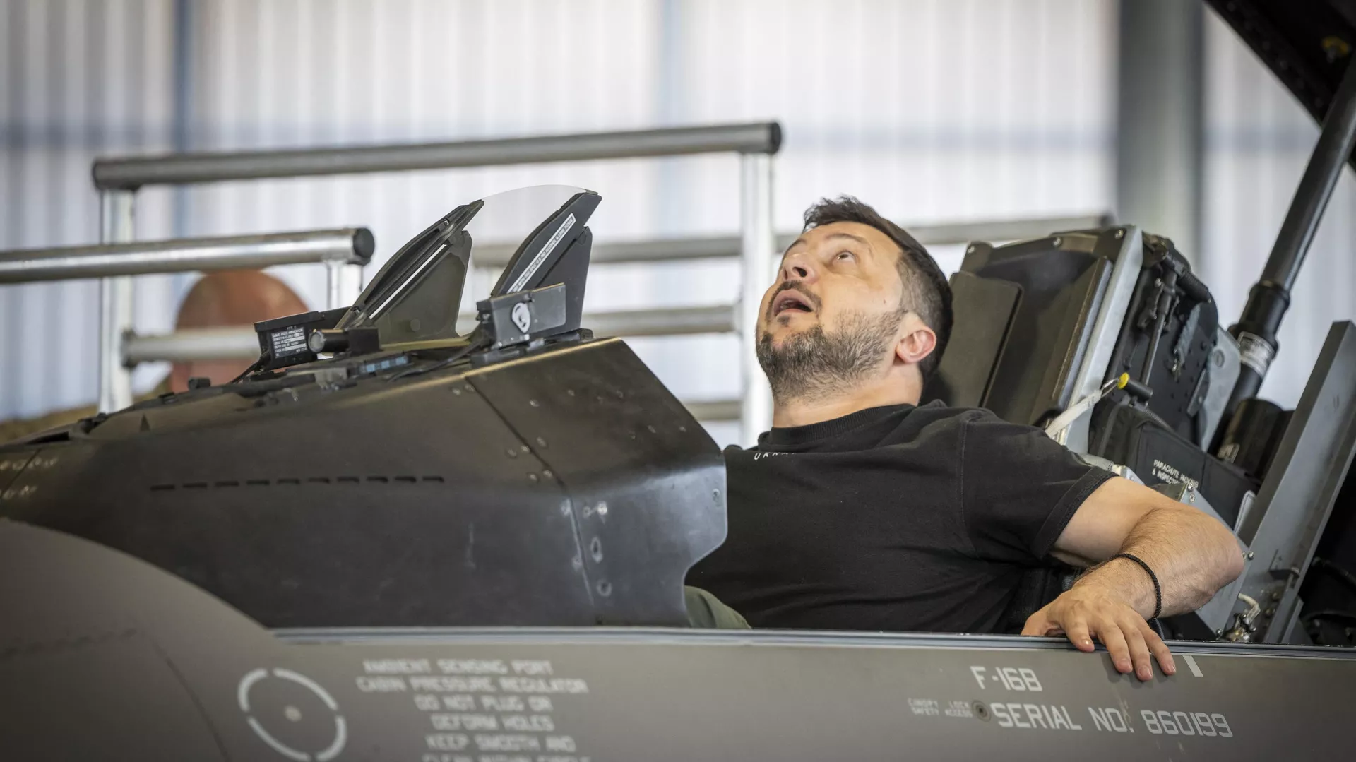 El presidente ucraniano, Volodímir Zelenski, en caza F-16