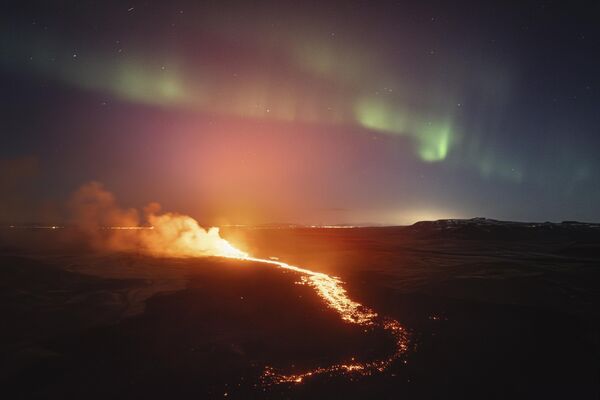 En enero de 2024 comenzó una nueva oleada de erupciones que formó dos grietas en el suelo, una de las cuales llegó hasta Grindavik, dañando varias viviendas. Los residentes de la ciudad fueron evacuados.En la foto: el 23 de marzo de 2024. - Sputnik Mundo