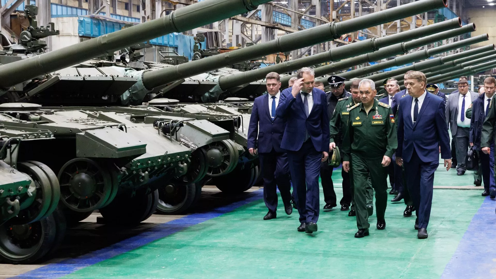 El ministro de Defensa ruso, Serguéi Shoigú, inspeccionó el cumplimiento del pedido de defensa estatal por parte de una empresa de defensa de la región rusa de Omsk, el 19 de abril de 2024