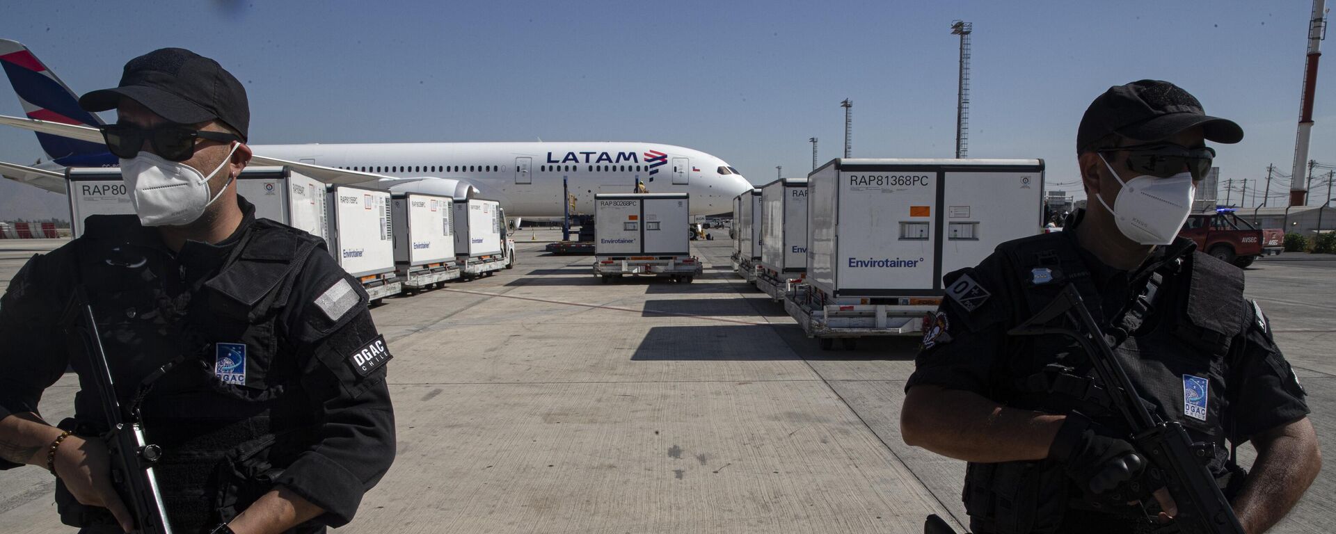 Oficiales de seguridad en el aeropuerto Arturo Merino de Santiago de Chile, el 28 de enero de 2021  - Sputnik Mundo, 1920, 19.04.2024