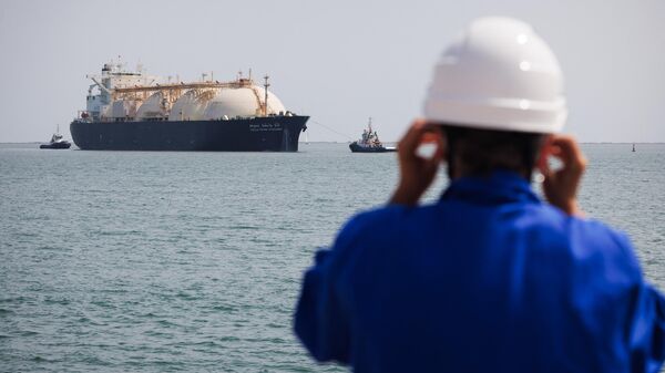 Un trabajador de pie en el muelle de carga de la terminal de GNL de Cavaou, en Fos-sur-Mer, el 22 de junio de 2023.  - Sputnik Mundo