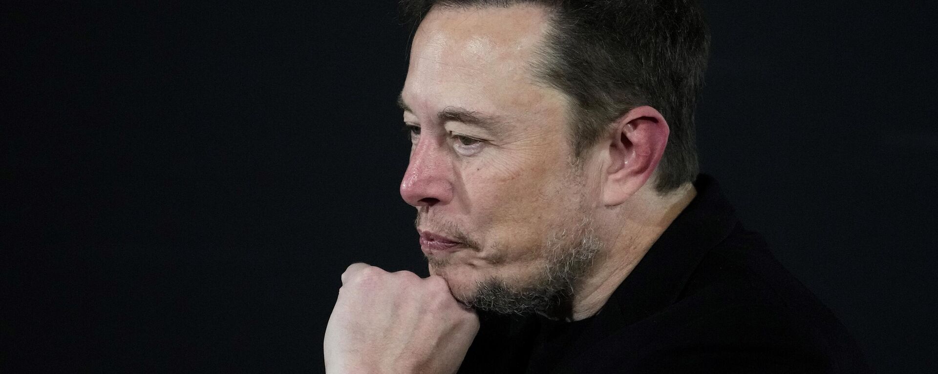 Elon Musk, director ejecutivo de Tesla y SpaceX, hace una pausa durante un evento de conversación con el primer ministro británico en Londres, el 2 de noviembre de 2023 - Sputnik Mundo, 1920, 19.07.2024