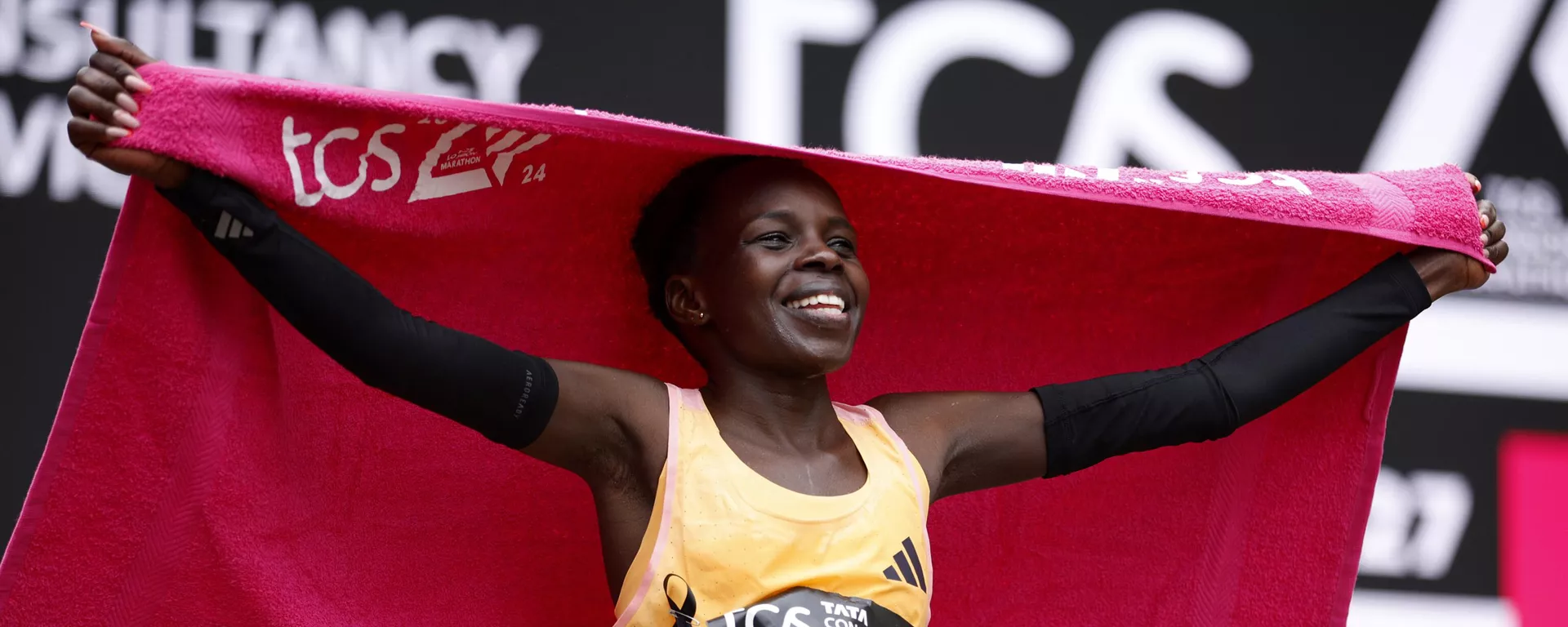 Peres Jepchirchir, atleta de Kenia, reacciona tras ganar la carrera femenina del Maratón de Londres, Reino Unido, el 21 de abril de 2024 Peres Jepchirchir, atleta de Kenia, reacciona tras ganar la carrera femenina del Maratón de Londres, Reino Unido, el 21 de abril de 2024 - Sputnik Mundo, 1920, 21.04.2024