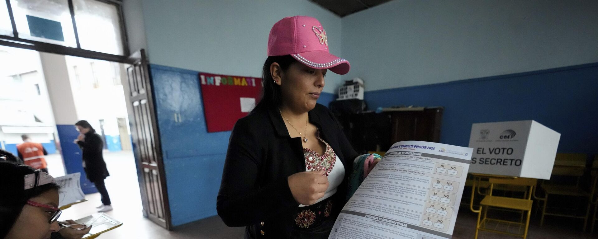 Una mujer sostiene la papeleta para votar en un referéndum propuesto por el Presidente Daniel Noboa para respaldar nuevas medidas de seguridad destinadas a acabar con las bandas criminales que alimentan la creciente violencia, el 21 de abril, 2024 - Sputnik Mundo, 1920, 21.04.2024