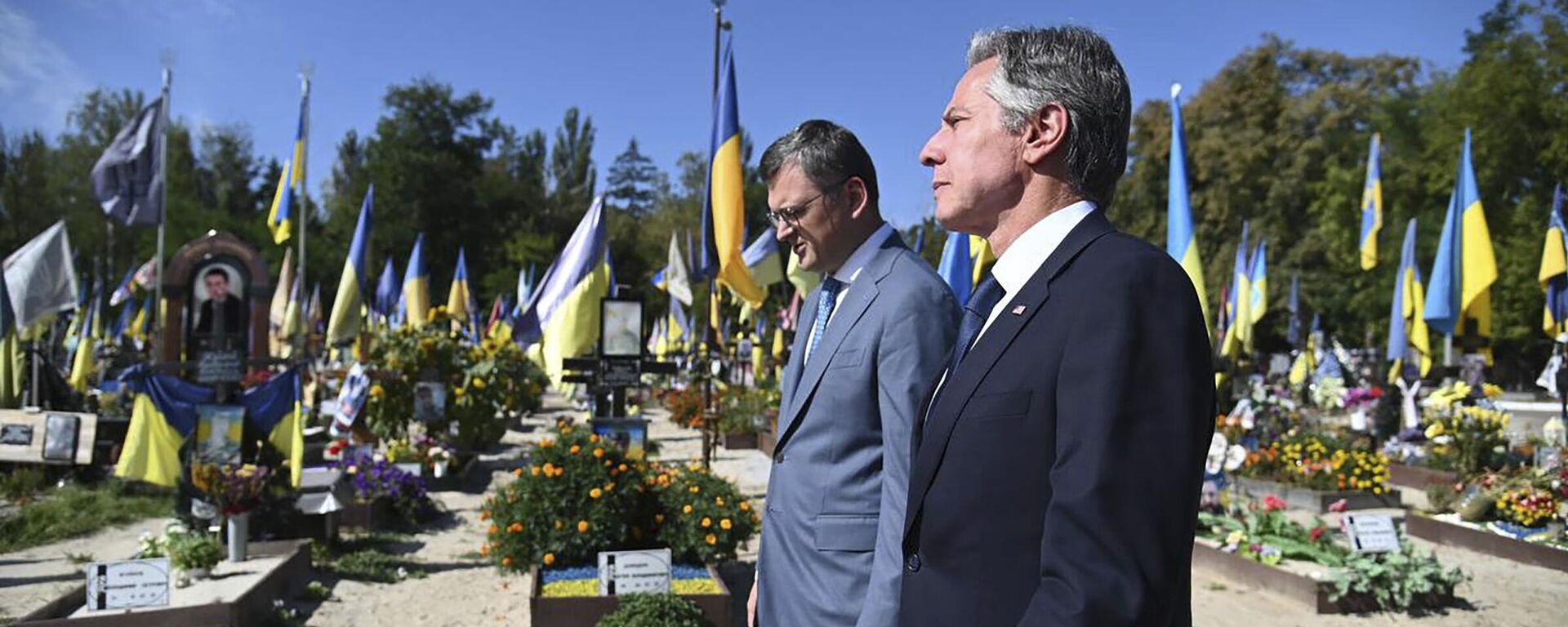 El ministro de Exteriores ucraniano, Dmitró Kuleba, junto con el secretario de Estado de EEUU Antony J. Blinken, en un cementerio en Ucrania - Sputnik Mundo, 1920, 24.04.2024