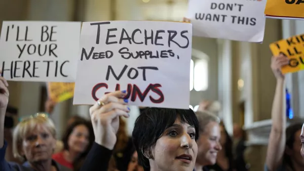 Protestas contra ley en Tennessee que permite a maestros usar armas - Sputnik Mundo
