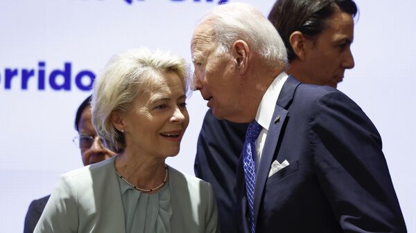 Ursula von der Leyen y Joe Biden (archivo) - Sputnik Mundo