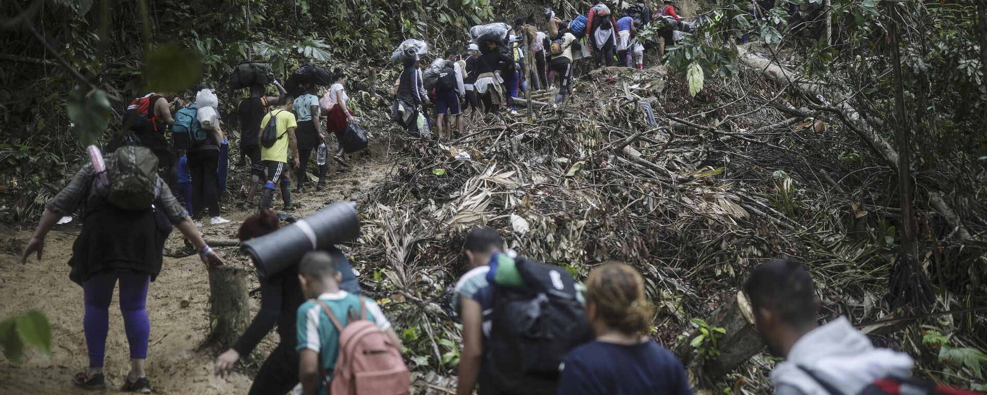 Migrantes cruzan el Tapón del Darién desde Colombia a Panamá en su largo y difícil viaje para llegar a Estados Unidos (archivo) - Sputnik Mundo, 1920, 30.04.2024