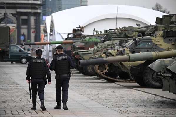 Material militar, decomisado por militares rusos durante la operación especial. - Sputnik Mundo