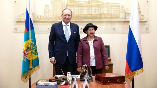 El rector de la Academia Diplomática del ministerio de Exteriores de Rusia, Alexandr Yakovenko, y la ministra de Asuntos Exteriores de Bolivia, Celinda Sosa Lunda, el 27 de abril de 2024 - Sputnik Mundo