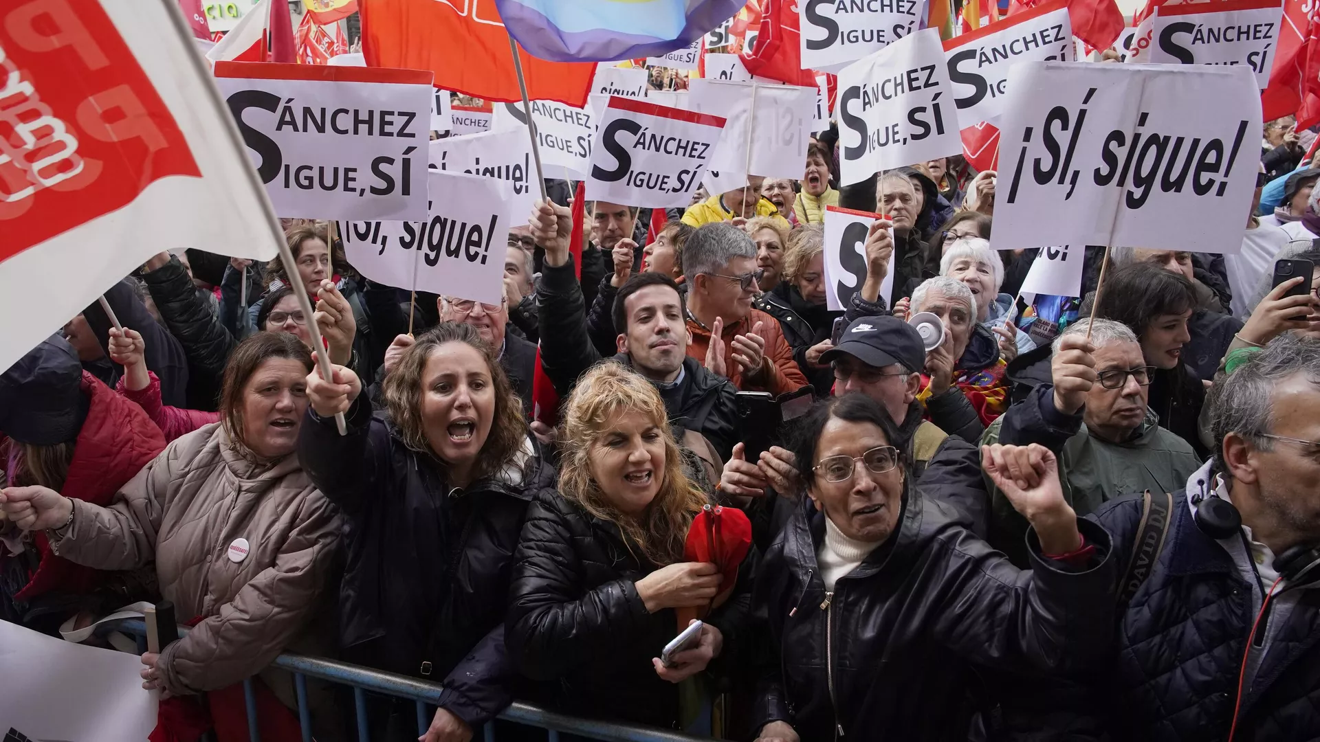 Simpatizantes del presidente del Gobierno español, Pedro Sánchez, se reúnen en la sede del PSOE durante una manifestación en Madrid, España, el 27 de abril de 2024 Simpatizantes del presidente del Gobierno español, Pedro Sánchez, se reúnen en la sede del PSOE durante una manifestación en Madrid, España, el 27 de abril de 2024