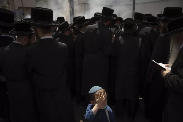 Hombres y niños judíos ultraortodoxos queman artículos con levadura en la preparación final para la fiesta de Pascua en la ciudad judía ultraortodoxa de Bnei Brak, cerca de Tel Aviv, Israel. - Sputnik Mundo