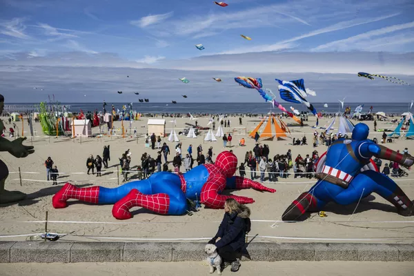 Una mujer observa a la gente volando cometas durante el 37.º Festival Internacional de Cometas en la playa de Berck, al norte de Francia, el 23 de abril de 2024. - Sputnik Mundo