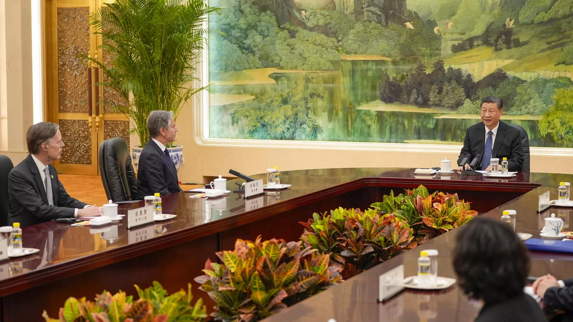 El presidente de China, Xi Jinping, habla con el secretario de Estado de EEUU, Antony Blinken, durante su reunión en Pekín, el 26 de abril de 2024
