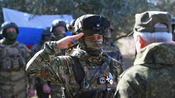 Un militar ruso, condecorado con la Medalla al Valor y la insignia de la Orden de San Jorge en la región de Zaporozhie.  - Sputnik Mundo