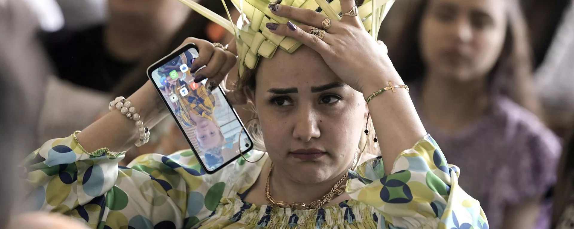 Una mujer cristiana copta ortodoxa ajusta su corona, hecha de hojas de palma, antes de rezar durante una misa de Domingo de Ramos en la capital egipcia de El Cairo. Una mujer cristiana copta ortodoxa ajusta su corona, hecha de hojas de palma, antes de rezar durante una misa de Domingo de Ramos en la capital egipcia de El Cairo. - Sputnik Mundo, 1920, 29.04.2024