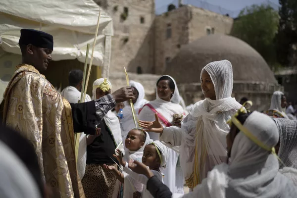 Un clérigo distribuye ramas de palma durante las celebraciones del Domingo de Ramos en la aldea etíope de Deir Al Sultan. Un clérigo distribuye ramas de palma durante las celebraciones del Domingo de Ramos en la aldea etíope de Deir Al Sultan. - Sputnik Mundo