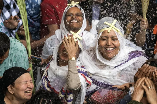 Cristianos etíopes y egipcios son rociados con agua bendita durante la misa del Domingo de Ramos en Egipto. Cristianos etíopes y egipcios son rociados con agua bendita durante la misa del Domingo de Ramos en Egipto. - Sputnik Mundo