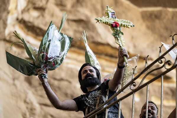 Un creyente se encuentra cerca del Monasterio de San Simón el Curtidor en Egipto. - Sputnik Mundo