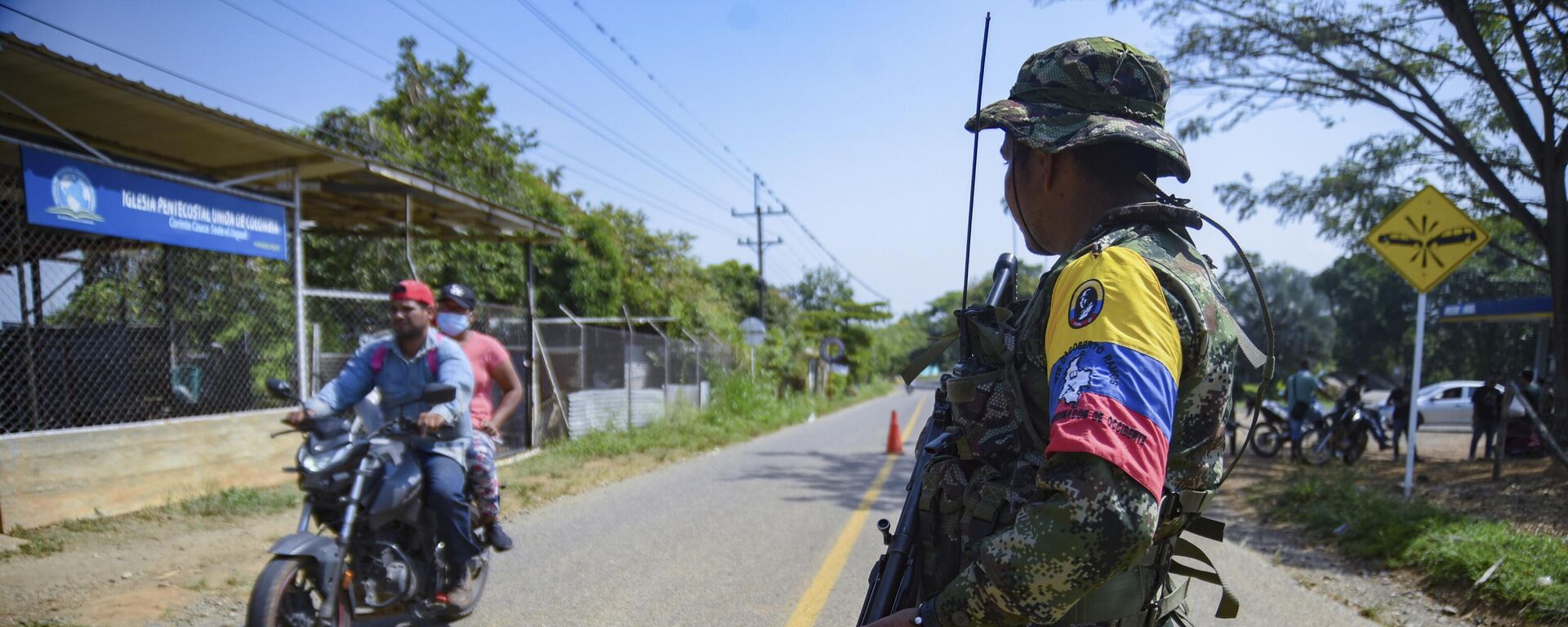 Un guerrillero de las FARC-EMC monta guardia en una carretera en un puesto de control en Corinto, Colombia, el 12 de abril de 2024 - Sputnik Mundo, 1920, 09.06.2026