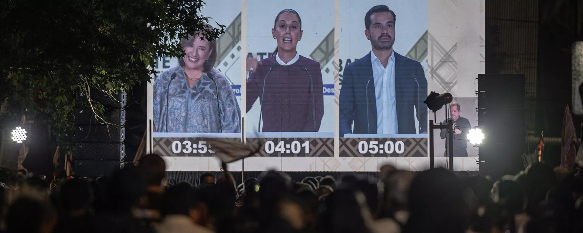 La gente observa el segundo debate presidencial de México en una pantalla gigante en la Ciudad de México La gente observa el segundo debate presidencial de México en una pantalla gigante en la Ciudad de México - Sputnik Mundo, 1920, 30.04.2024