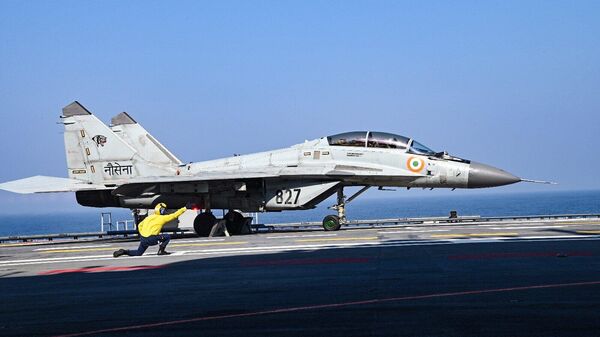 Un MiG-29K a punto de despegar desde la cubierta del INS Vikrant - Sputnik Mundo