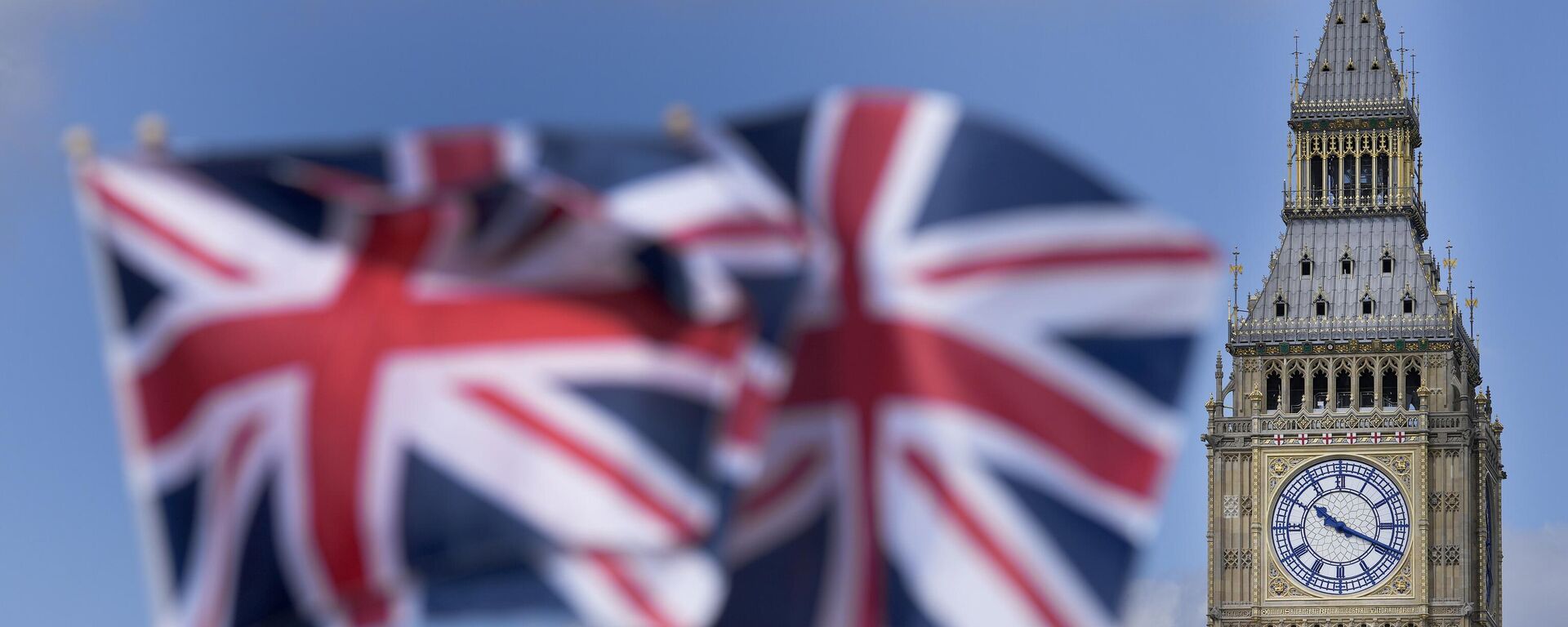 Banderas de la Union Jack se ven frente a la Torre Elizabeth, conocida como Big Ben, junto a las Casas del Parlamento en Londres, el 24 de junio de 2022 - Sputnik Mundo, 1920, 14.08.2024