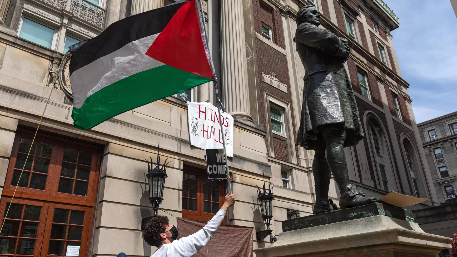 Estudiantes en favor de Palestina toman el Hamilton Hall de la Universidad de Columbia Estudiantes en favor de Palestina toman el Hamilton Hall de la Universidad de Columbia - Sputnik Mundo, 1920, 01.05.2024