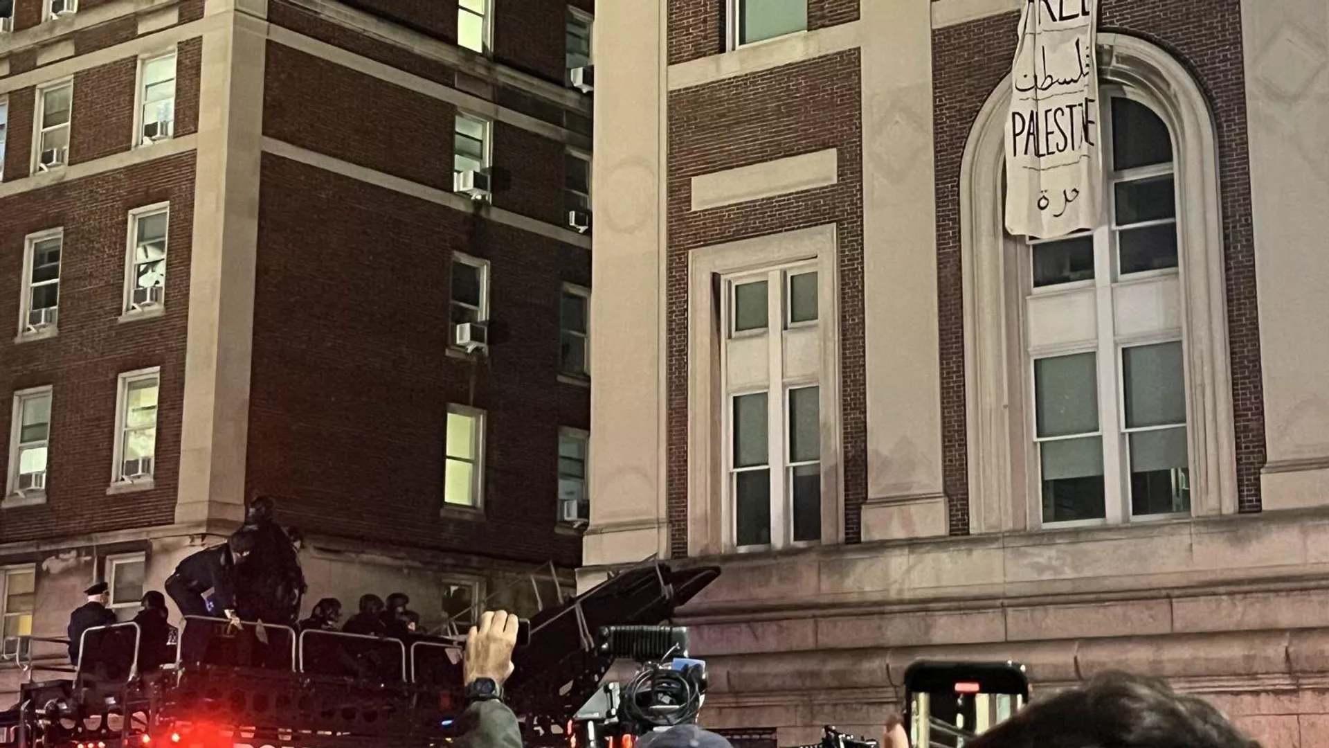 La Policía de Nueva York antes de ingresar a un edificio de la Universidad de Columbia