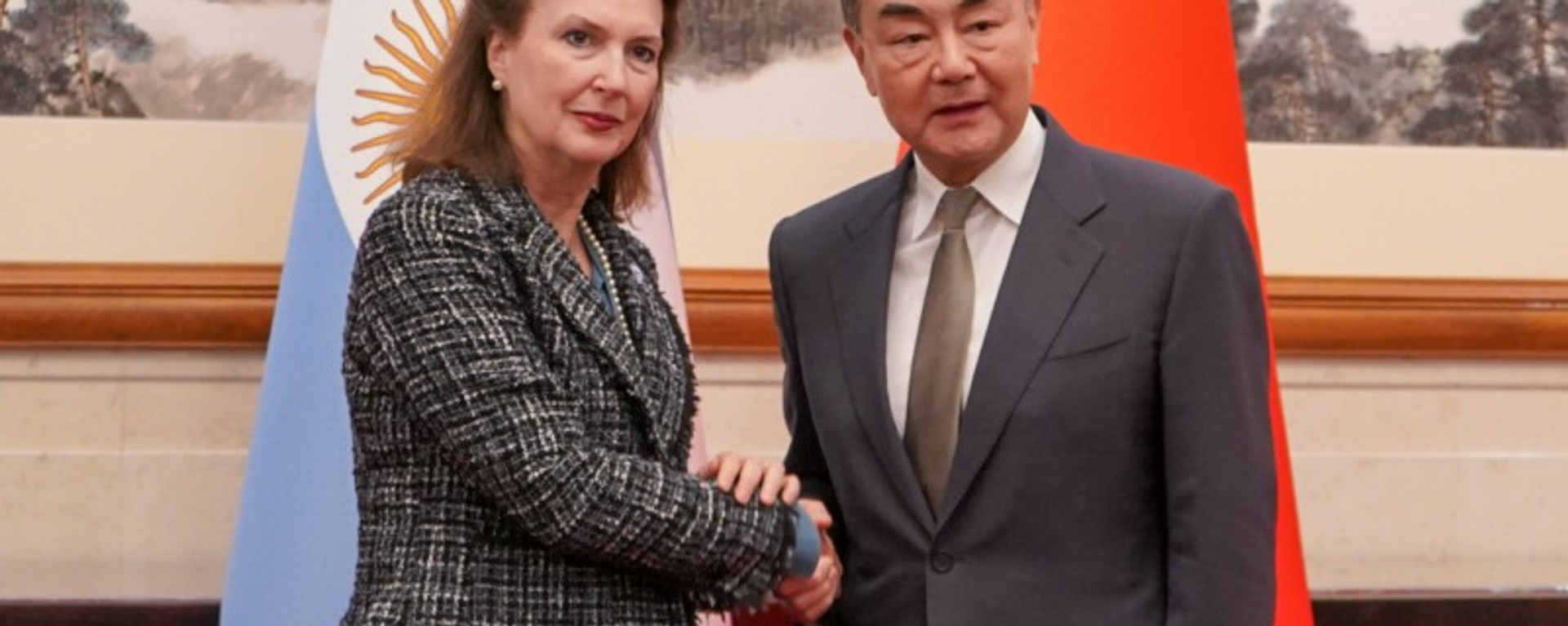 La canciller argentina, Diana Mondino, y el ministro de Exteriores chino, Wang Yi - Sputnik Mundo, 1920, 01.05.2024