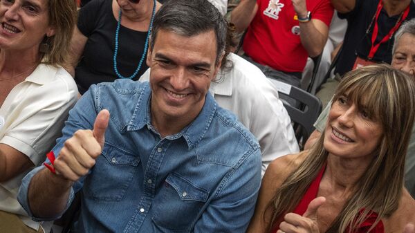 El presidente del Gobierno español, Pedro Sánchez, junto con su esposa, Begoña Gómez - Sputnik Mundo