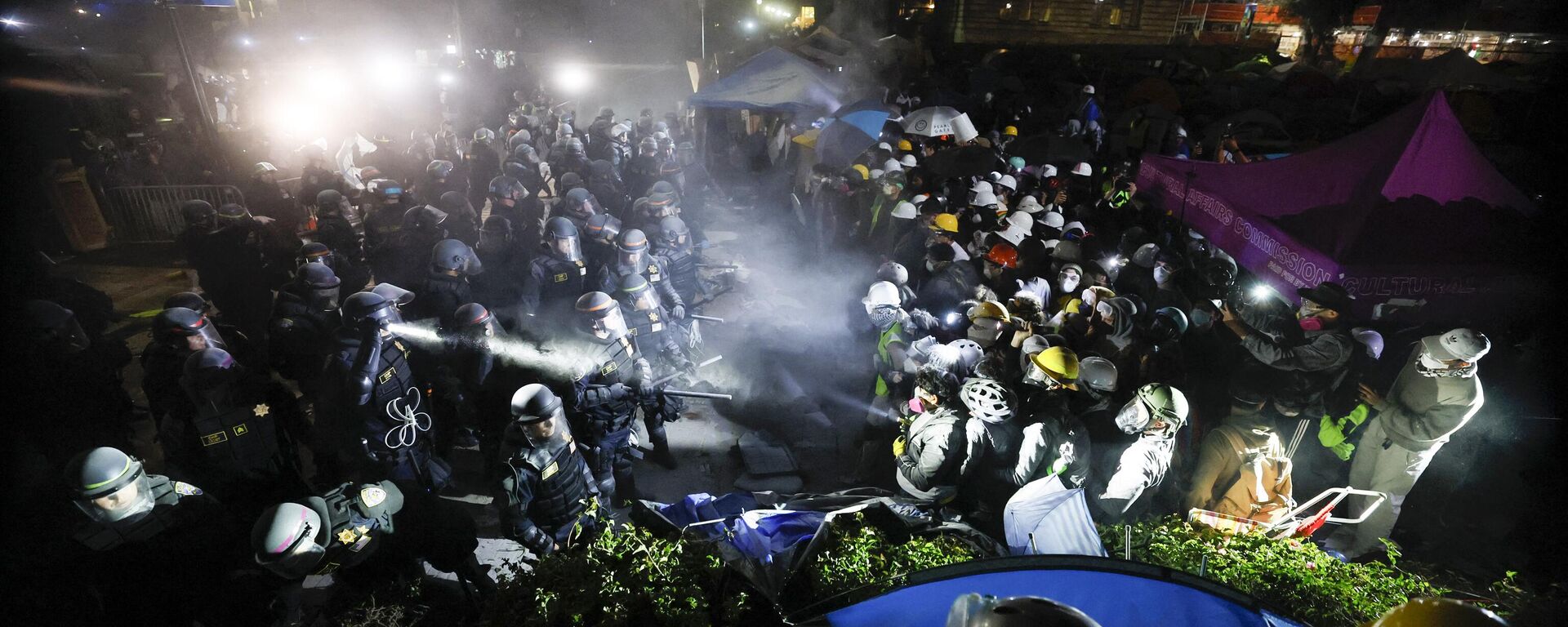 Policías se enfrentan a estudiantes propalestinos tras destruir parte de la barricada del campamento en el campus de la Universidad de California en Los Ángeles (UCLA) en Los Ángeles, California, el 2 de mayo de 2024 - Sputnik Mundo, 1920, 03.05.2024