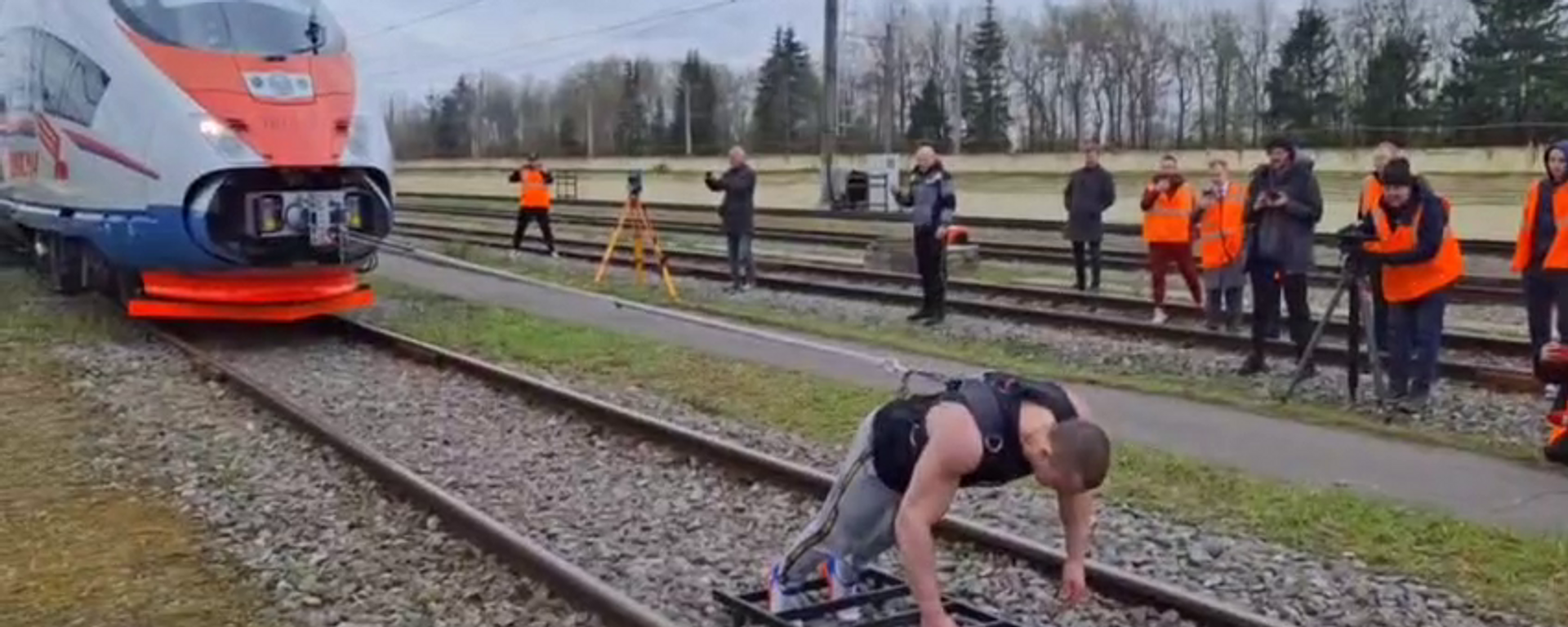 El atleta de ruso Denís Vovk trasladó un tren Sapsán de 650 toneladas a una distancia de 1,48 metros en solo 37 segundos y batió el récord mundial, el 7 de mayo, 2024 - Sputnik Mundo, 1920, 07.05.2024