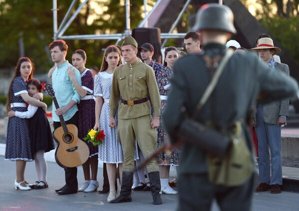 En nombre de los prisioneros de los campos de concentración, los artistas contaron las historias de personas reales que sobrevivieron a los horrores del nazismo. - Sputnik Mundo