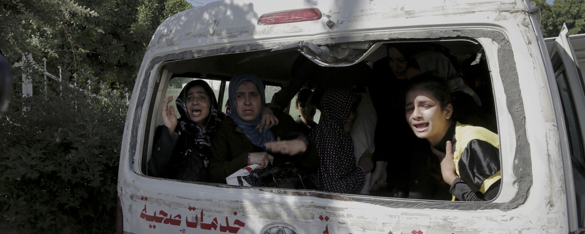 Palestinos desplazados que habían perdido a sus familiares en un ataque aéreo israelí contra una escuela de la ONU lloran mientras abandonan el hospital para buscar otro refugio, el 24 de julio, 2014 - Sputnik Mundo, 1920, 25.07.2024