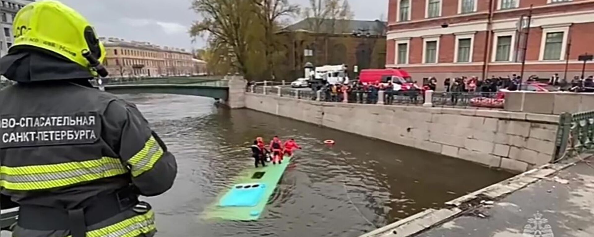 Operación de rescate en curso tras la caída de un autobús a un río de San Petersburgo - Sputnik Mundo, 1920, 10.05.2024