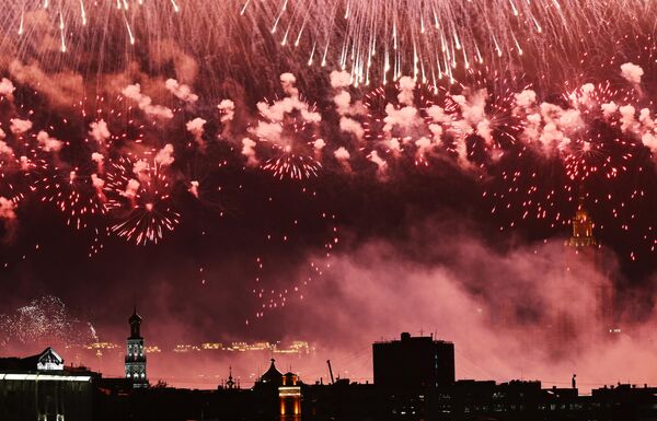 Los habitantes de toda Rusia celebran este día en memoria de los soldados soviéticos que lucharon en la Gran Guerra Patria (como se conoce en la historiografía rusa a la Segunda Guerra Mundial), liberando los territorios de la URSS y Europa capturados por las tropas nazis. - Sputnik Mundo