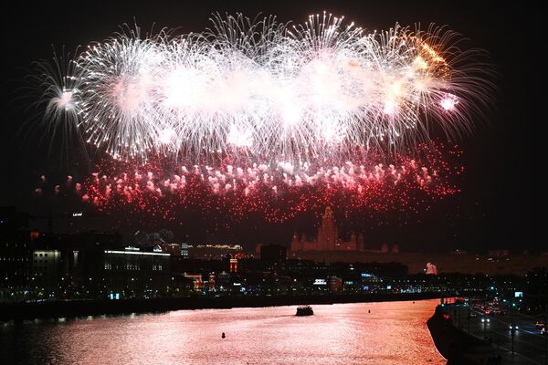 Los fuegos artificiales en honor del 79.º aniversario de la Victoria comenzaron a las 22:00, hora de Moscú. - Sputnik Mundo