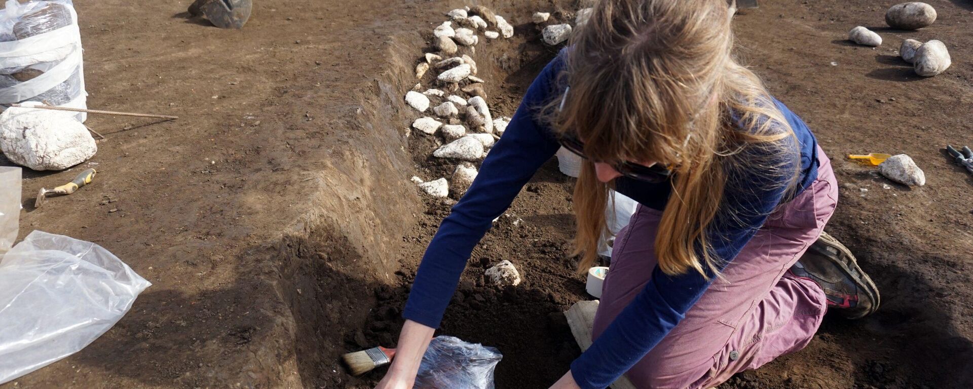 Una arqueóloga en la excavación en Nápoles - Sputnik Mundo, 1920, 10.05.2024