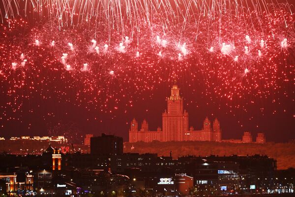 Fuegos artificiales en honor del 79º aniversario de la Victoria en la Segunda Guerra Mundial - Sputnik Mundo