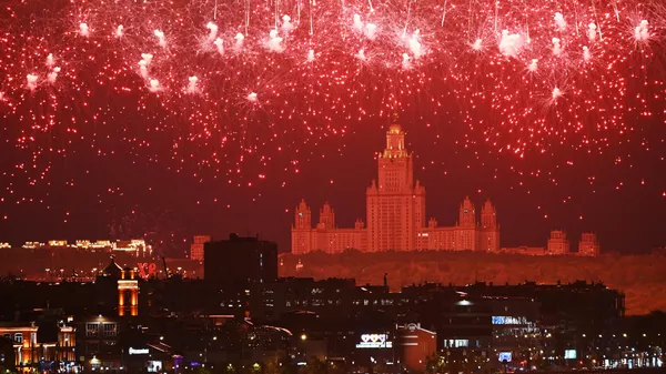 Fuegos artificiales en honor del 79º aniversario de la Victoria en la Segunda Guerra Mundial - Sputnik Mundo