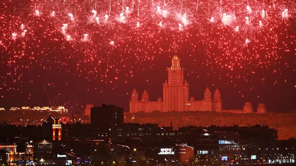 Fuegos artificiales en honor del 79º aniversario de la Victoria en la Segunda Guerra Mundial - Sputnik Mundo