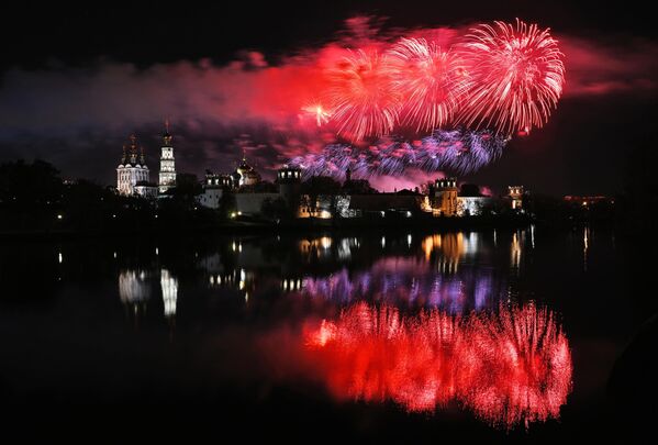 El cielo de la capital se decoró con fuegos artificiales multicolores de más de 50 tipos. Fueron disparados desde 72 lanzadores de salvas especiales con calibres entre 105 y 310 milímetros. - Sputnik Mundo