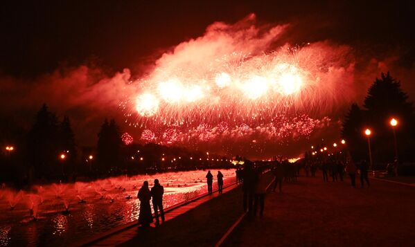 Fuegos artificiales en honor del 79º aniversario de la Victoria en la Segunda Guerra Mundial - Sputnik Mundo