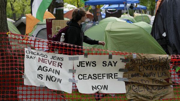 Un estudiante camina a lo largo de un campamento pro-Palestina en la Universidad de Chicago  - Sputnik Mundo